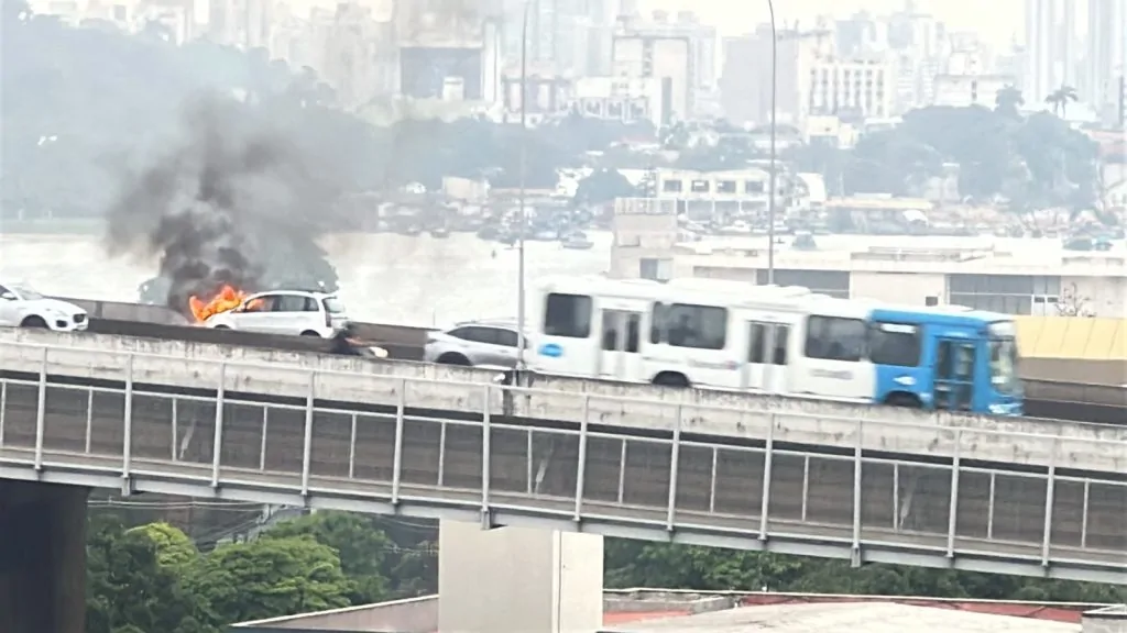 Carro pega fogo na Terceira Ponte e deixa "subida" para Vila Velha parada Carro pega fogo na Terceira Ponte e deixa "subida" para Vila Velha parada