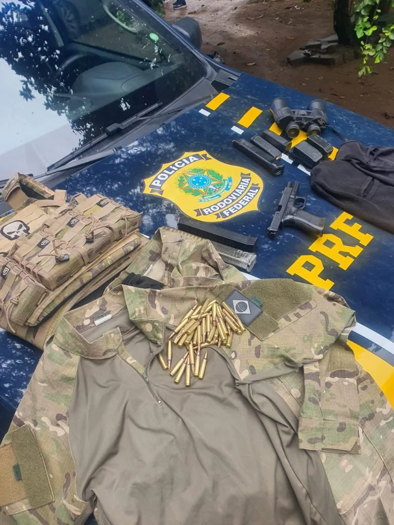 Líder do Comando Vermelho na Bahia é preso com granadas e armas após perseguição na BR-101, no ES Líder do Comando Vermelho na Bahia é preso com granadas e armas após perseguição na BR-101, no ES