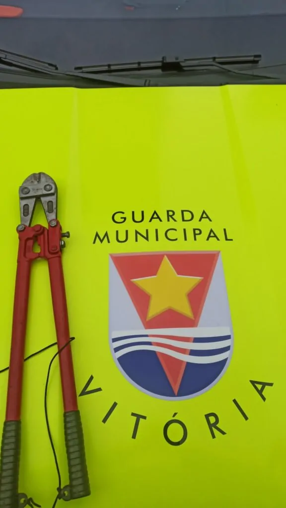 Adolescente pula no mar após furtar bicicleta e acaba apreendido em Vitória