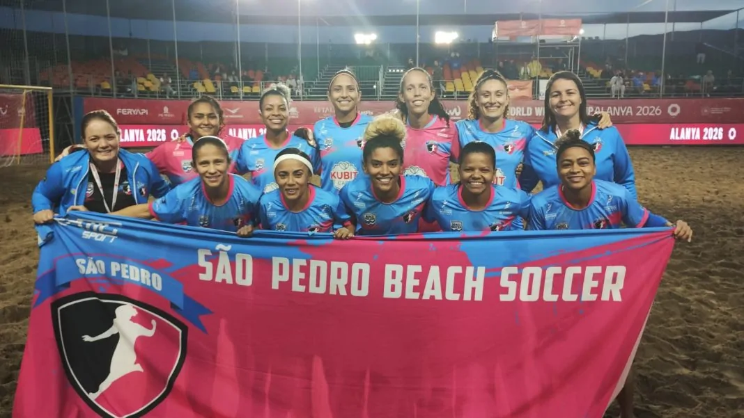 Equipe feminina do São Pedro de beach soccer