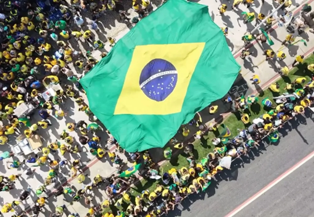 Bolsonaristas abrem bandeira e se reúnem na orla de Camburi para evento