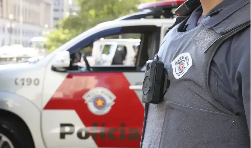 Câmera corporal presa à parte frontal do uniforme de policial militar.