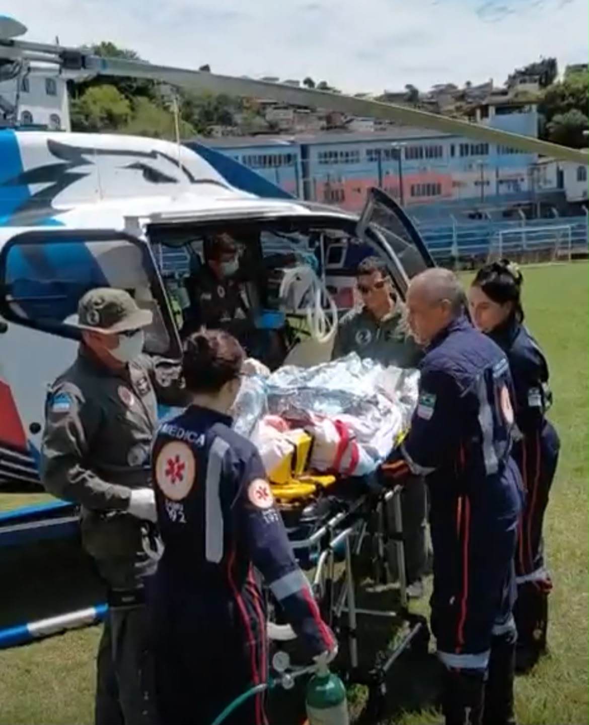Idoso é encontrado baleado em estrada e morre após socorro aéreo