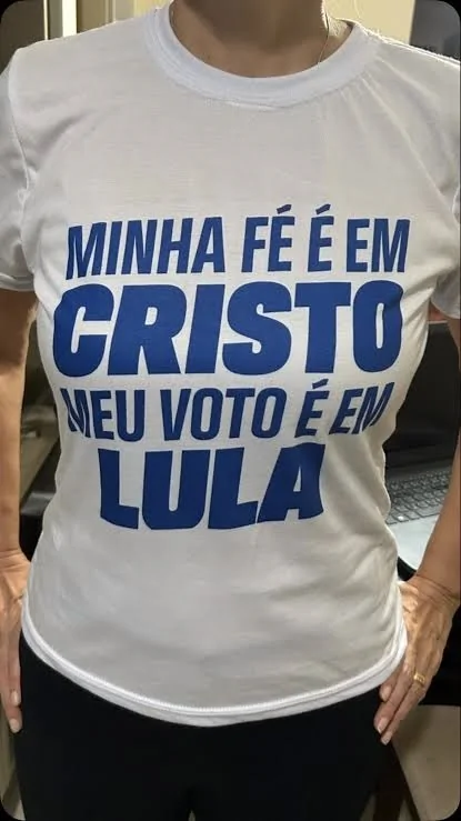Eleitora exibe camisa com o escrito: "Minha fé é em Cristo, meu voto é em Lula"