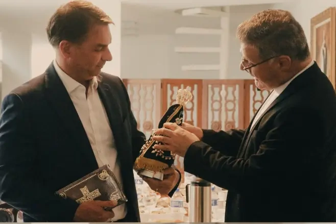 Flávio Bolsonaro e o cardeal Paulo Cezar Costa durante encontro em Brasília.