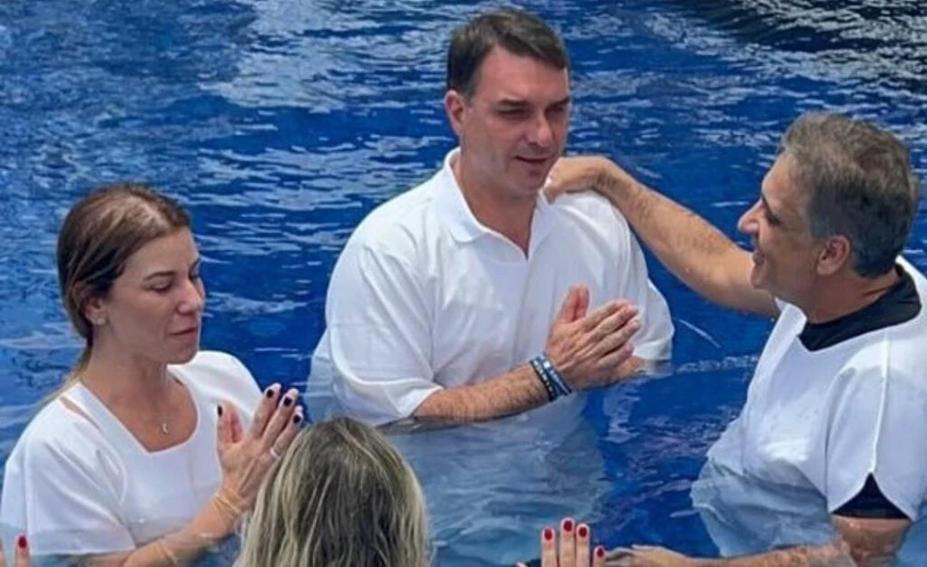 Flávio Bolsonaro e Fernanda em fotografia do batismo do casal.