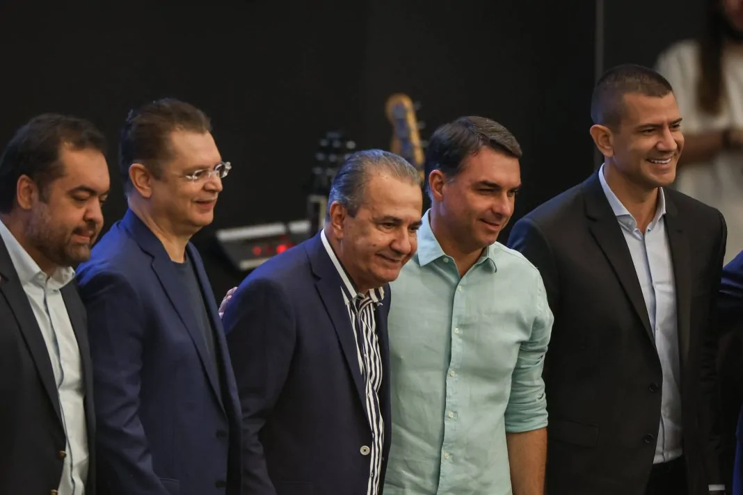 Flávio Bolsonaro ao lado de Silas Malafaia e outros participantes de culto no Rio de Janeiro.