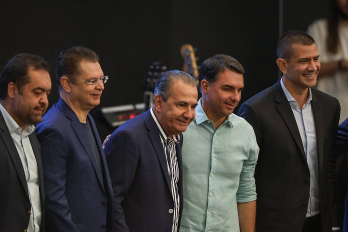 Flávio Bolsonaro ao lado de Silas Malafaia e outros participantes de culto no Rio de Janeiro.