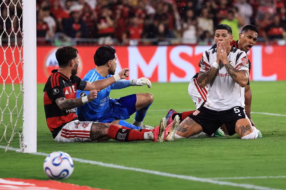 Flamengo, Estudiantes
