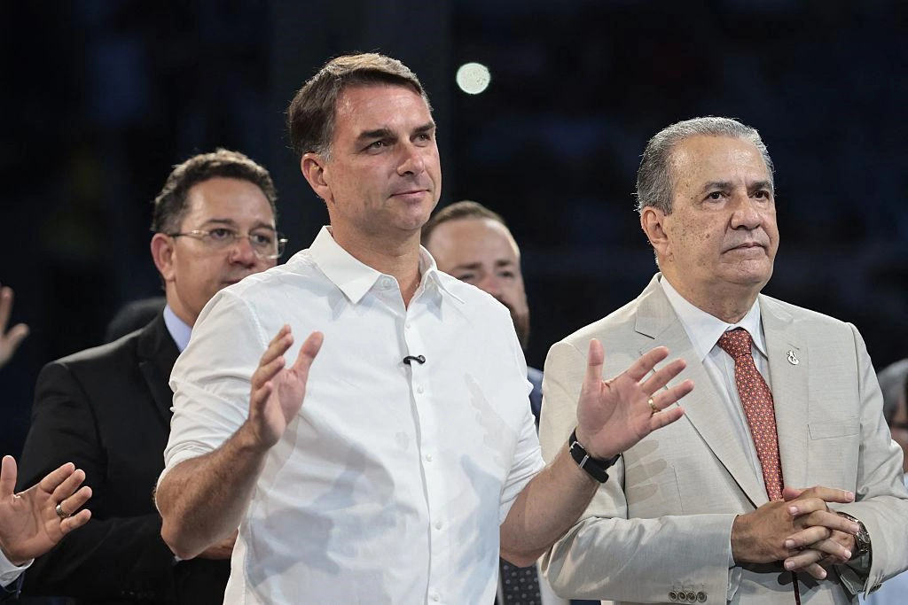 Idolatria política: Flávio perdeu. Deus não ouviu as orações das igrejas?