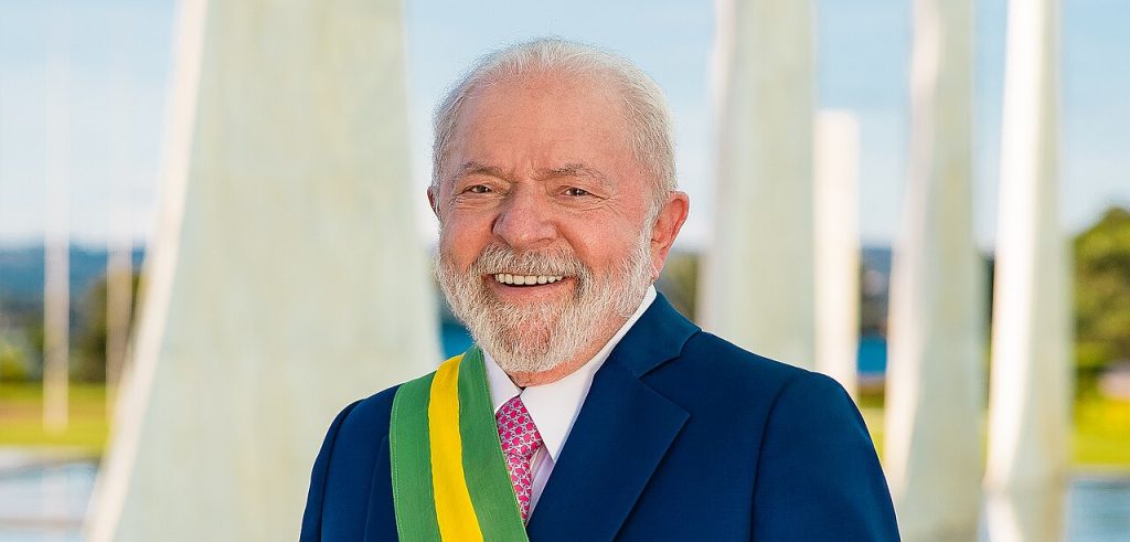 Retrato oficial de Luiz Inácio Lula da Silva com a faixa presidencial.