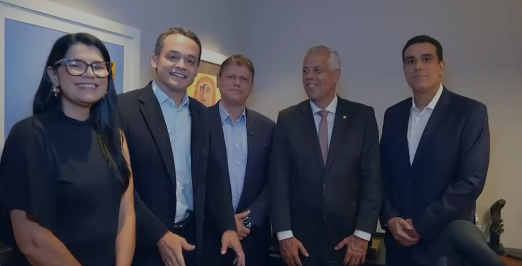 Em Brasília, Pazolini recebe apoio de Flávio e Tarcísio no 2º turno