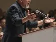 Pastor pregando no púlpito